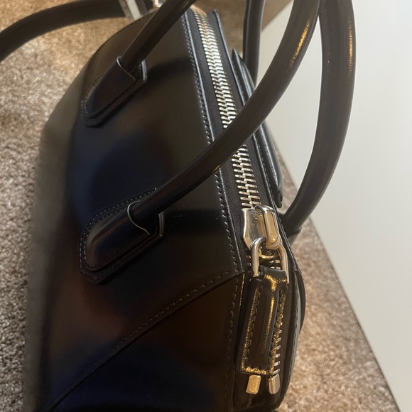 SOLD on 🅿️🅿️💜Last call! Givenchy small Antigona in glazed calfskin - Picture 10 of 16